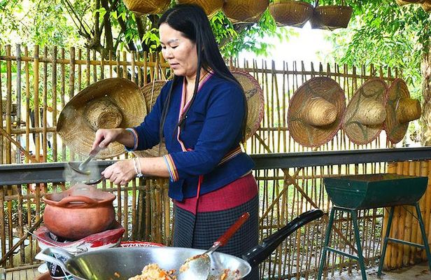 Northern Thai Cooking Class in Chiang Mai in a Countryside Home