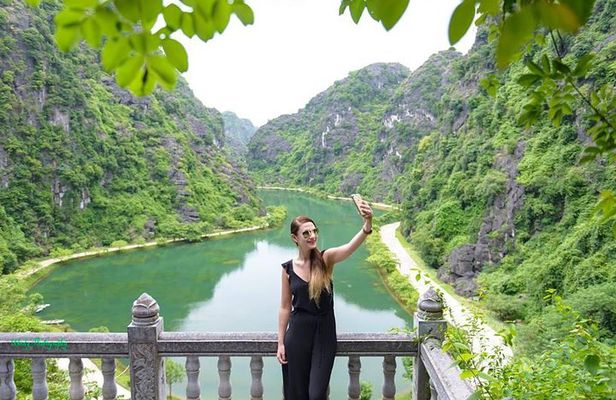 Ninh Binh Day Trip from Hanoi: Hoa Lu, Tuyet Tinh Coc, and Tam Coc