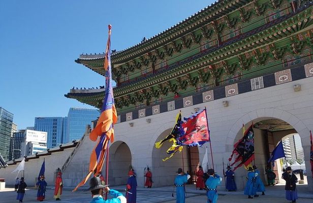 Best Walking Tour to Gyeongbok Palace n Bukchon with Expert