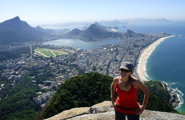 Experience Favela: Two Brothers Hike and Vidigal Tour 
