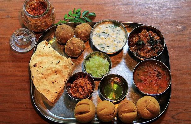 Traditional Dinner with Indian Family in Jaipur With Transfers