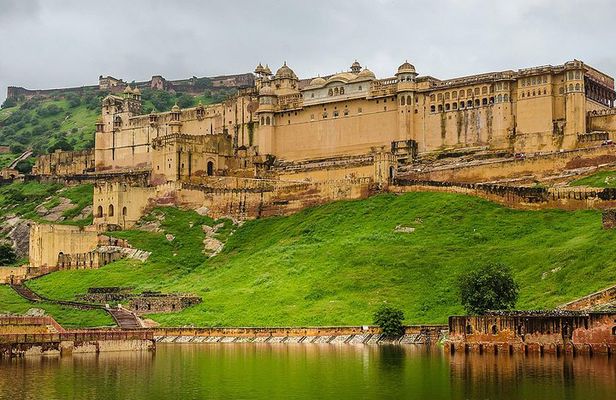 Guided Jaipur Tour by Day & Night with Traditional Indian Dinner