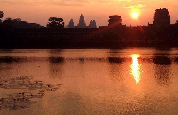 One Day Sunrise Private Tour at Angkorwat with Major Temples