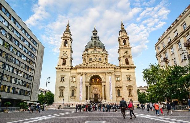 Private 4-hour Walking Tour of Budapest with official tour guide