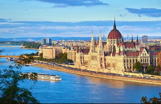 Private Budapest Sightseeing Tour: Royal Castle, Heroes Square, Chain Bridge