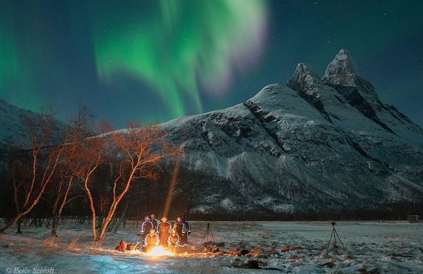 Northern Lights Minibus Chase – Small Group Tour with Free Photos