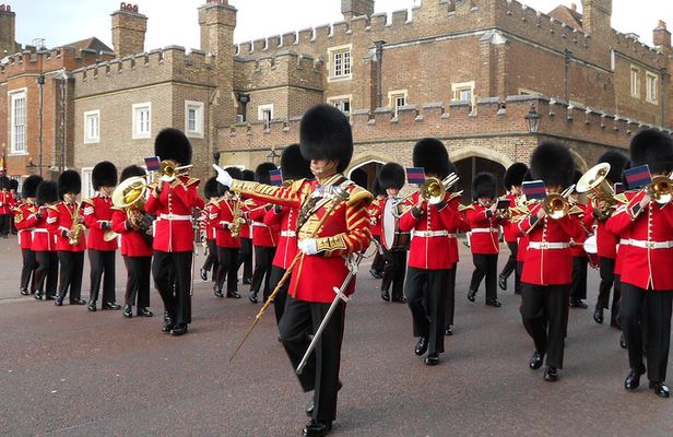 Changing of the Guard Guided Walking Tour in London