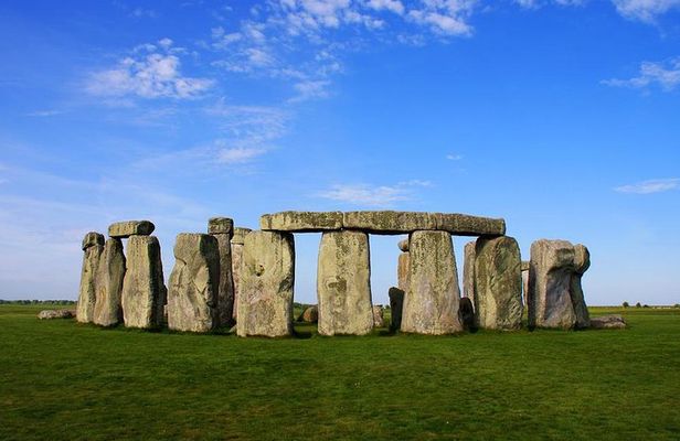 Private Chauffeured Minivan Tour of Stonehenge from London