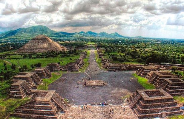 Mexico City Private Tour with Teotihuacan, Murals, Guadalupe Basilica