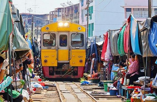 Bangkok - Damnoen Saduak and Train Market Private Tour