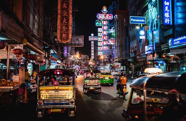 Bangkok Night Bike Tour: Chinatown, Temples & Street Dinner