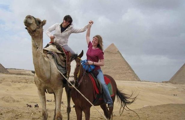 Private Guided Day Tour: Giza Pyramids, Egyptian Museum and Nile Dinner Cruise