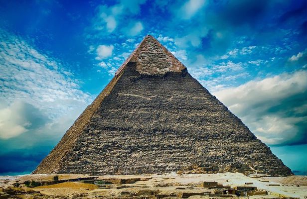 Small-Group Day Tour to Giza Pyramids, Egyptian Museum and Bazaar from Cairo