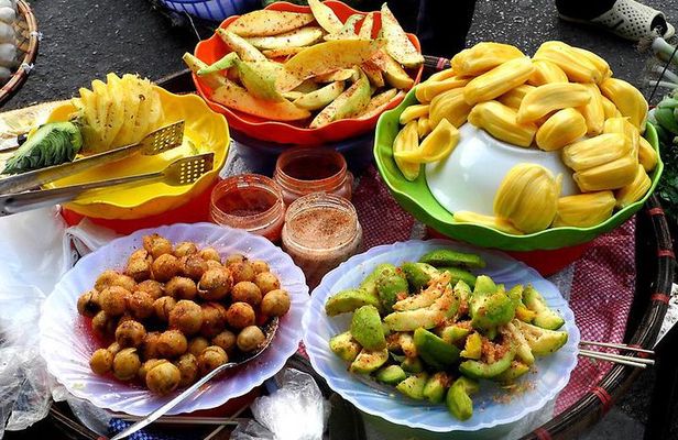 Hanoi Walking Foodie Tour by night