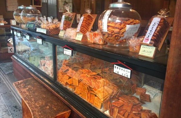 Daytime Walking Tour in Yanaka