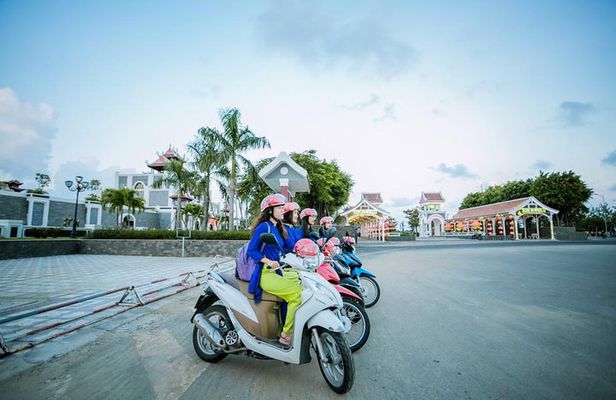 Danang Night City Tour with Aodai Lady Rider & Han River Cruise