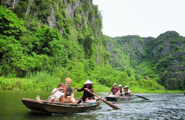 Bai Dinh pagoda - Trang An 1 day with Limousine bus