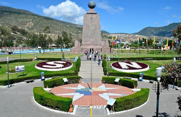 Private middle of the world monument tour + Pululahua volcano 