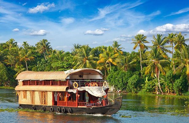 5 Day Kerala Private houseboat incl. Resort, Hotel, Cab Tourved