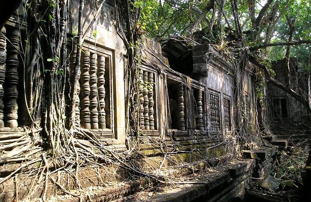 Private guided tour around Beng Mealea, Banteay Srei and Kbal Spean