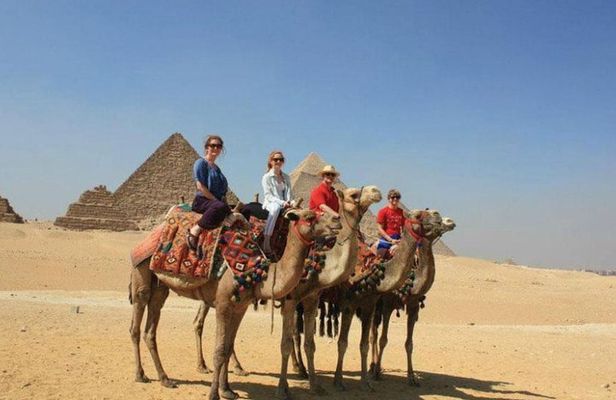 Full-Day Private Tour to the Giza Pyramids, Sphinx and Sakkara pyramids.