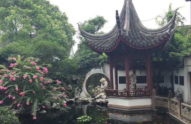Private Zhujiajiao Ancient Town and Harmony Garden Day Tour with Gondola Ride