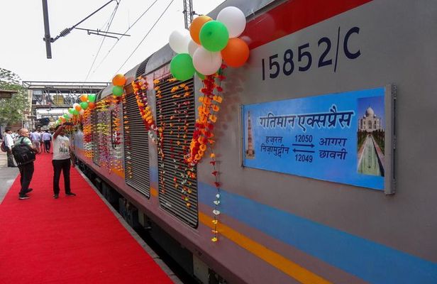 Taj Mahal Agra Tour by Gatimaan Train from Delhi
