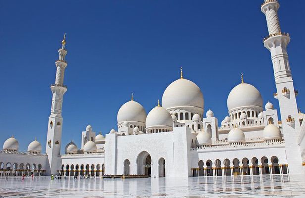 2-Day Abu Dhabi City Tour and Desert Safari with BBQ Dinner