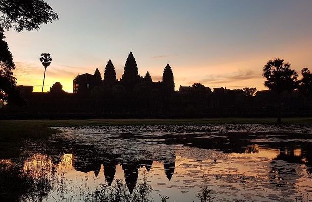 Angkor Wat Sunrise & Small Circuit Tour