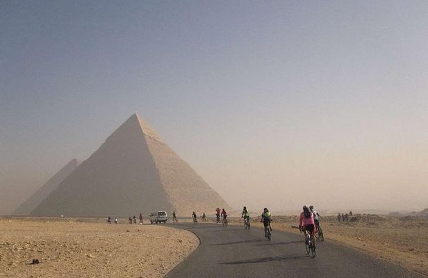 Layover tour to Giza Pyramids & Egyptian museum