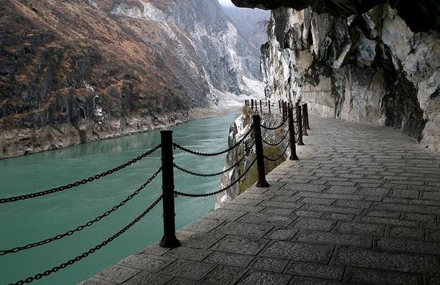 Private Lijiang Day Trip to Upper Tiger Leaping Gorge and Black Dragon Pool