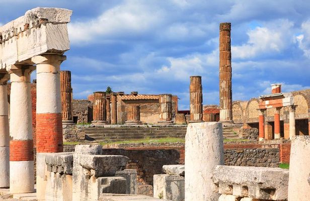 Pompeii Skip-the-Line Entrance & Guided Tour with an Archeologist