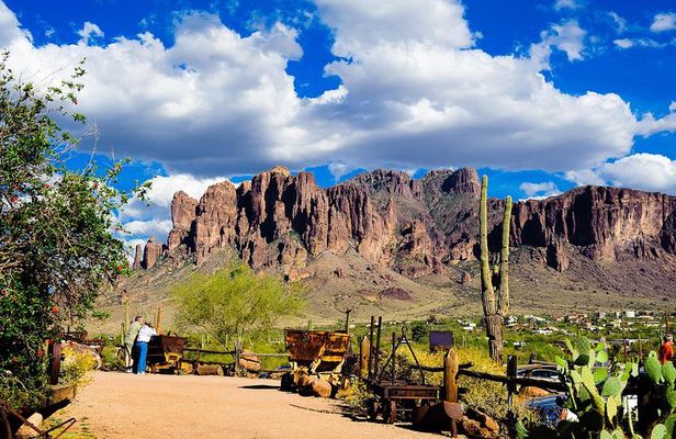 Apache Trail Day Tour with Dolly Steamboat