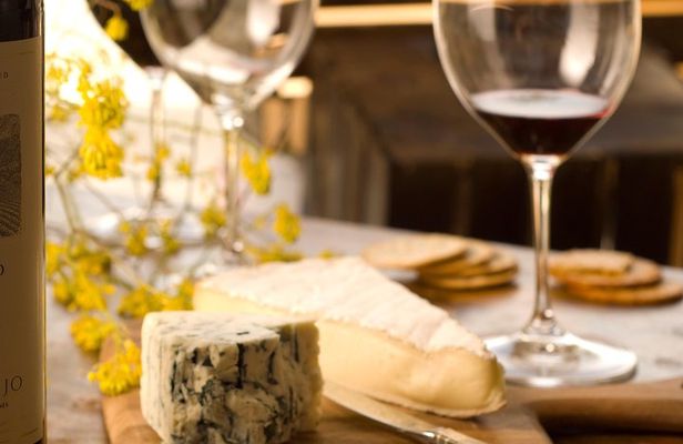 Paris Wine and Cheese Pairing Private Masterclass in a Bistrot