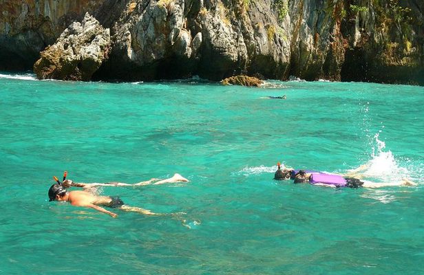 Beat the Crowds: Earlybird Phi Phi Islands by Speedboat