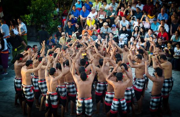 Bali Sunset and Dinner: Uluwatu, Tanah Lot and Jimbaran