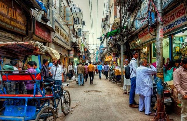 Discover Old Delhi: 4-Hour Evening Walking Tour includes Guide & Dinner