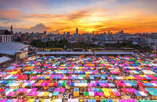 Experience Bangkok at Night with Streetfood Dinner & Foot Massage