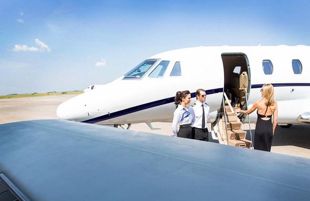 Luxury Toronto to Niagara Wine Tour: Flight & Limo Package