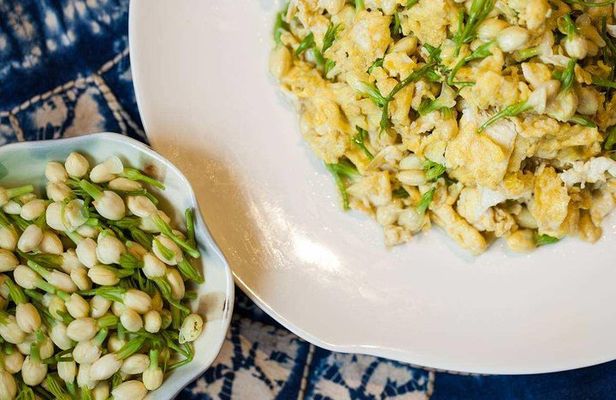 Beijing Hutong Night Tour with Yunnan Style Dinner and Chartered Boat Ride at Houhai Lake