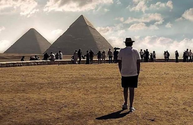 Private Day Tour to Giza Pyramids, Egyptian Museum And Khan el Khalili Bazaar