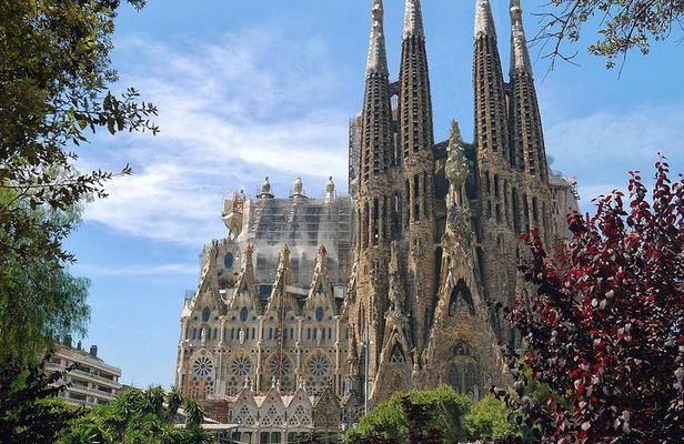Sagrada Familia Small Group Tour with Skip the Line Ticket