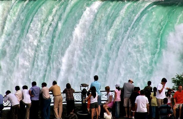 Luxury Niagara Falls Day Trip from Toronto with Cruise and Lunch