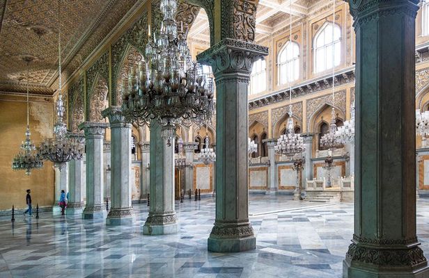 The City of Pearls Walking Tour