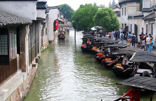 Shanghai Private Tour: Zhujiajiao Water Town and Boat Ride