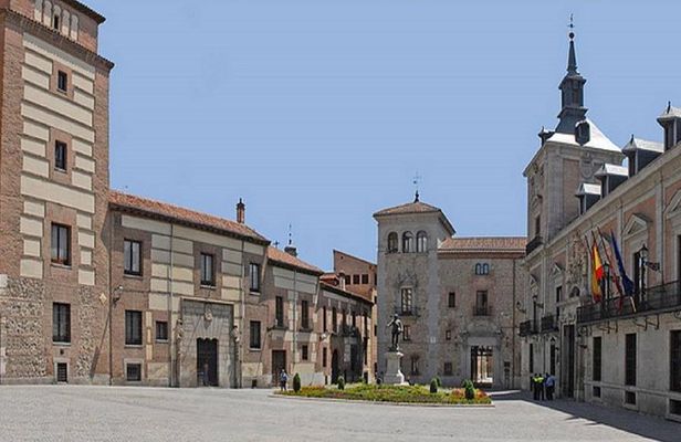 Guided tour of Madrid's 4 most popular neighborhoods.