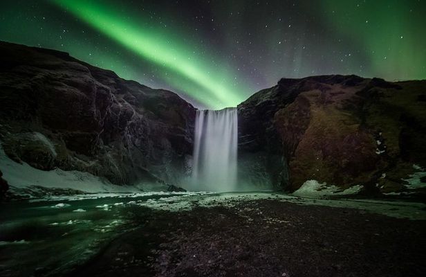 Northern Lights Small Group Tour from Reykjavik with Free Photos