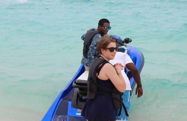Customizable Half a Day Private Bus Tour in the Bahamas