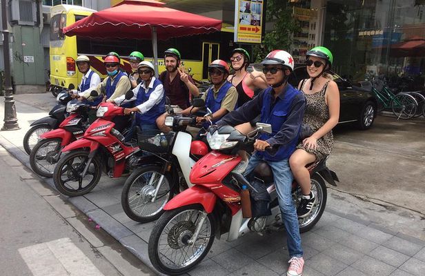 Hue Food Tour by Walking or Cyclo or Motorbike with Driver