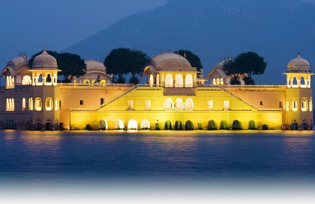 2-Day Private Tour to Jai Mandir and Jaipur from Delhi by Train